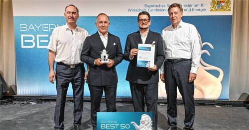 Bei der Preisverleihung: Bayerischer Staatsminister für Wirtschaft, Landesentwicklung und Energie, Hubert Aiwanger, Michael Magiera, Maximilian Mertens und Prof. Dr. Thomas Edenhofer (Baker Tilly) (von links). Foto StMWi/Heuser