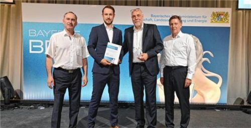 Bei der Preisverleihung: Hubert Aiwanger, Jonas Demmelhuber, Johannes Demmelhuber und Juror Prof. Dr. Thomas Edenhofer (von links).Foto Heuser