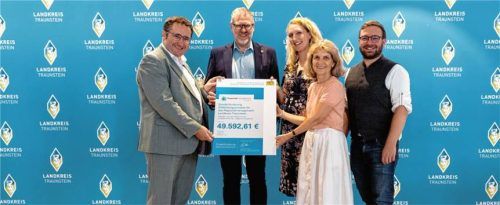 Bei der Scheckübergabe: (von links) Wirtschafts-Staatssekretär Tobias Gotthardt, der Traunsteiner Landrat Andreas Danzer, Projektmanagerin Magdalena Frank und Dr. Birgit Seeholzer, beide Chiemgau GmbH, sowie Alexander Steinbach von der Regierung von Oberbayern. Foto Chiemgau GmbH