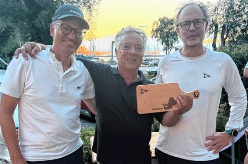 Bei der Siegerehrung: 1. Vorstand Markus Speckbacher, Gesamtsieger Gerd Bodenmüller und Sportwart Arndt Brendecke (von links).Foto SCCF
