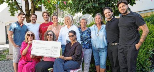 Bei der Spendenübergabe: (hinten von links) Christian Schneider, Luis Kapellmann, Harald Bühler, Anke Gibbels, Renate Vesper, Irmgard Reischl-Gangkofer, Elke Neiderhell, Angelo Benedetto, Marco Digregorio und (vorne von links) Christine Stiglauer sowie Bettina Maier und Naila Kazar. Foto privat