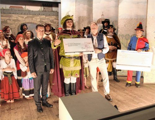 Bei der Spendenübergabe: (von links) Andreas Zierer, Vorstandsvorsitzender der Raiffeisenbank Oberaudorf, Michael Dünkel, Erster Vorsitzender des Rittervereins, und Dieter Jurgeit, Erster Vorsitzender des Fördervereins. Fotos Steffenhagen