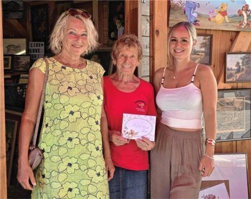 Bei der Spendenübergabe: (von links) Margit Demhartner, Rosmarie Baumgartner von der Kinderkrebshilfe Berchtesgadener Land und Traunstein und Louisa Demhartner (Tochter von Thomas und Margit Demhartner). Foto Kinderkrebshilfe