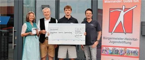 Bei der Übergabe: Brigitte Steuer, Franz Xaver Heinritzi, Patrick Kunze und Florian Kunze-Scheffler (von links).
