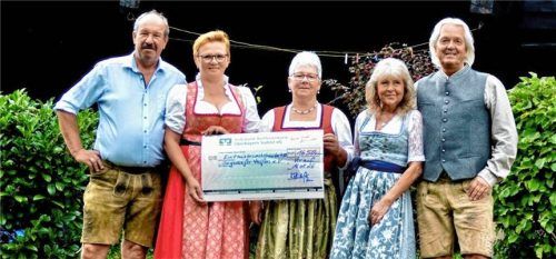 Bei der Übergabe des Spendenschecks: (von links) die Veranstalter Anton und Kathrin Nothdurfter von der Ferienpark-Rezeption, die Vorsitzende des Vereins „Siegsdorfer helfen“, Monika Biermaier, sowie Andrea und Michael Korn von Kornmusic. Foto Krammer
