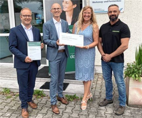 Bei der Verleihung: Andreas Kochbeck (Zweiter von links) und Thomas Gruber (links) von der AOK überreichen das Zertifikat an Birgit Pfaffinger und Peter Litt von der Firma Kaspareth. Foto aok