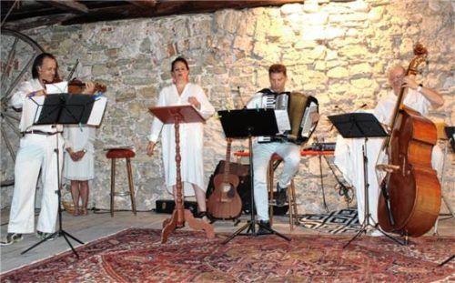 Bei der „White Moonlight Night“: (von links) Peter Clemente (Violine), Anahita Ahsef (Gesang), Andreas Bittl (Ziehharmonika) und Robert Bischoff (Kontrabass). Foto steffe hagen