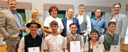 Bei der Zeugnisvergabe: (von links, hinten) Kreishandwerksmeister Rainer Dachsberger, Zweite Bürgermeisterin von Altötting Christine Burghart, stellvertretende Landrätin Ingrid Heckner (Altötting), StD Matthias Lang, Peter Heiss (Obermeister Bau-Innung Altötting/Mühldorf), Ferdinand Maier (Prüfungsvorsitzender der Zimmerer-Innung Altötting/Mühldorf) und OStR Markus Rösch. Vorne, von links: Korbinian Kaduk, Jakob Daumoser, Jakob Straßer, Stefanie Plendl und Jakob Steiner.e