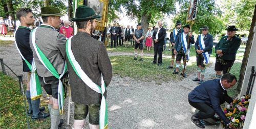 Beim Totengedenken am Kriegerdenkmal legte der Vorsitzende der Fischereigenossenschaft Chiemsee, Florian Kirchmeier, einen Kranz nieder. Gedacht wurde der gefallenen und vermissten Söhne der Chiemseer Fischerfamilien, die im Zuge des Zweiten Weltkrieges nicht mehr in ihre Heimat zurückgekehrt waren. Fotos Müller