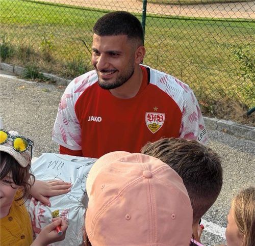 Beim Trainingslager des VfB Stuttgart in Grassau herrscht großer Fanandrang. Auch Deniz Undav wird von den Fans in Beschlag genommen.Foto Simeth