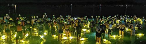Beim Vollmondschwimmen am Chiemsee starteten die Aktiven mit einer beleuchteten Boje.Foto Bernie Huber