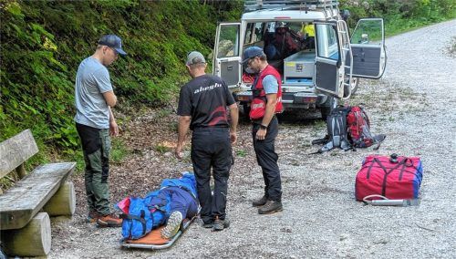 Bereits am Donnerstag war die Bergwacht Marquartstein zu einem Notfall am Hammerer Graben in Oberwössen alarmiert worden. Eine 62-jährige Urlauberin aus Berlin war auf der Hälfte des am Bach entlangführenden Weges gestürzt und hatte sich am Knie so schwer verletzt, dass sie, von ihrem Begleiter gestützt, gerade noch zur nahen Forststraße humpeln konnte. Nachdem das Bein mit einer Vakuumschiene versorgt worden war, wurde die Frau zum Wanderparkplatz gefahren und dort dem Landrettungsdienst übergeben. Foto Bergwacht Marquartstein