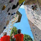 Rollstuhlfahrer bezwingen 18 Meter hohe Steilwand