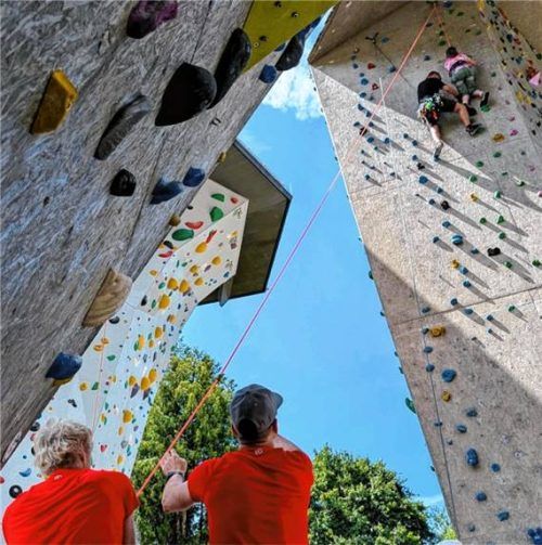Bergwacht, DAV und Rotary Club Traunstein haben gemeinsam einen inklusiven Schnupperklettertag veranstaltet. Foto Hobmaier