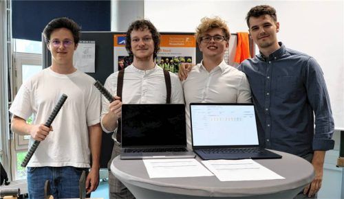 Beschäftigten sich in ihrem Projekt mit der Herstellung von Stahl: (von links) Marco Spörri, Valentin Schiffl, Matteo Kronast und Toni Birkelbach. Foto Maier