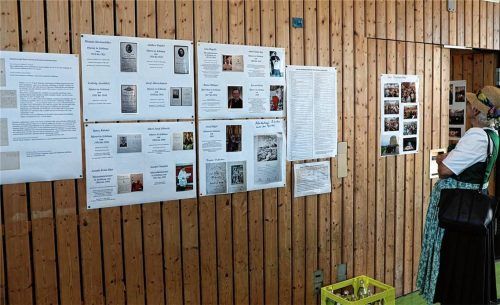 Besucher studieren die zahlreichen Informationen aus der Vergangenheit, die an den Seitenwänden der Mehrzweckhalle präsentiert wurden. Foto Werner Stache