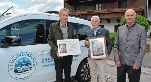 Bewegungsmöglichkeit gesichert: Andreas Hess, Vorsitzender der Sozialen Bürgerhilfe Bergen-Vachendorf, freute sich über die Zuwendung von 7.500 Euro, die er von Peter Schimpf, Vorsitzender der Hipp-Stiftung, entgegennahm. Wolfgang Wick kümmert sich im Bürgerhilfebüro um die Nöte der Hilfesuchenden. Foto Eder
