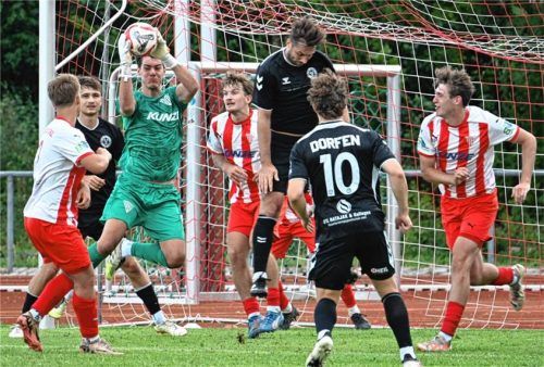Bruckmühls Torhüter Maximilian Gröbmeyer fängt den Ball ab. Der Keeper war nach einer halben Stunde in die Partie gekommen.Foto Franz Ruprecht