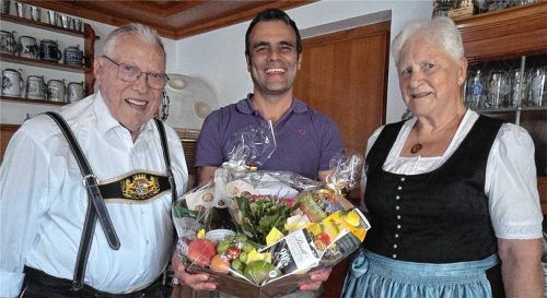 Bürgermeister Alois Loferer (Mitte) überbrachte Irmingard und Max Murr die Glückwünsche der Marktgemeinde zur eisernen Hochzeit und ein Präsent. Foto  Ammelburger