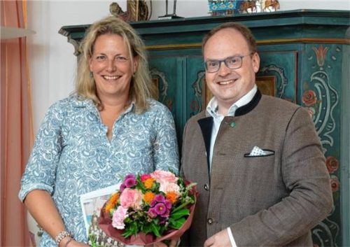 Bürgermeister Andreas Friedrich verabschiedete Konrektorin Maja Lohr im Rathaus. Foto Berger