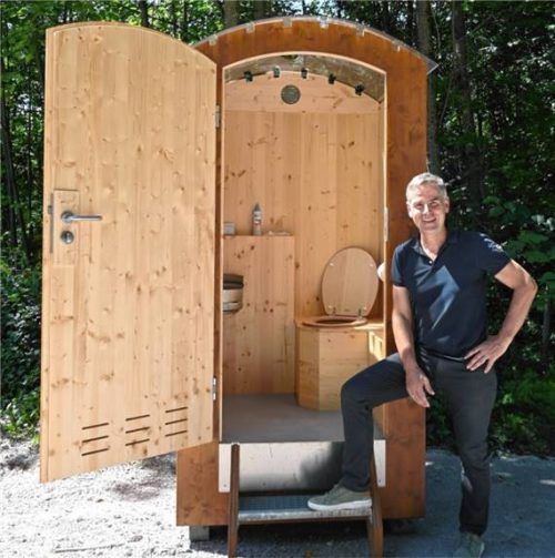 Bürgermeister Andreas Scheck präsentiert die neue öffentliche Toilette am Wanderparkplatz Hochplatte. Foto Sybilla Wunderlich