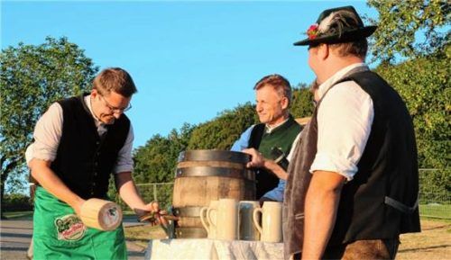Bürgermeister Christoph Schneider hat gekonnt angezapft, verbunden mit den besten Glückwünschen für den Burschenverein. Mit dabei sind Markus Waldmann von Auerbräu und Burschenvereins-Vorsitzender Sepp Schneebichler. Fotos Schwitteck