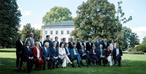 Bundeskanzler Friedrich Merz (vorne, Mitte) und Kabinettsmitglieder stehen und sitzen bei der Klausurtagung der Bundesregierung im Schloss Neuhardenberg beim Gruppenfoto zusammen. Foto dpa