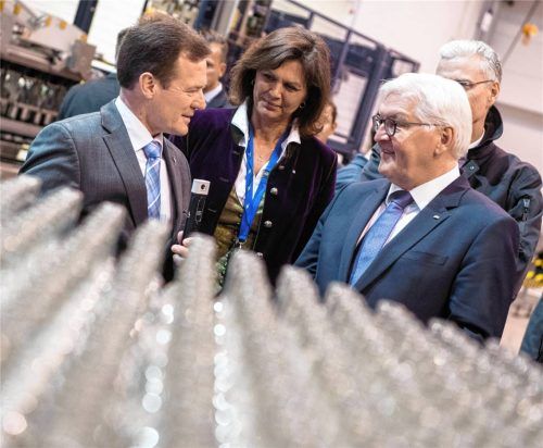 Bundespräsident Frank-Walter Steinmeier (rechts) besuchte das Krones-Werk. Dr. Helmut Schwarz begrüßt ihn und Ilse Aigner, Präsidentin des Bayerischen Landtags. Foto Balk