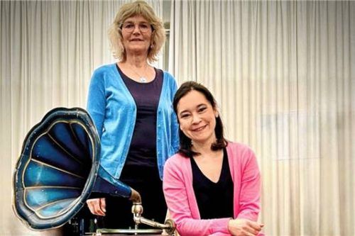 Christine Krebs (links) und Yume Hanusch haben die musikalische Weltreise konzipiert. Foto Mayumi Hanusch
