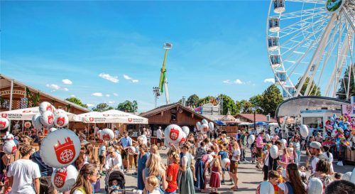 Damit bei der Organisation der elf Volksfesttage vom ersten Anstich bis zum Kehraus alle Handgriffe ineinandergreifen, arbeitet seit Jahren ein eingespieltes Kernteam Hand in Hand. Foto Rudolf Mayer