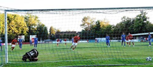 Das 2:0 für Wasserburg: Thomas Voglmaier verwandelte einen Elfmeter.Foto Wolfgang Fehrmann