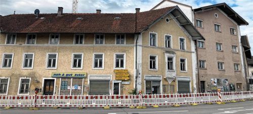 Das baufällige Brunnerhaus in der Halfinger Ortsmitte, das nun abgebrochen wird, ist hier von der Straße aus zu sehen. Absperrungen sind bereits aufgestellt. Foto Böck
