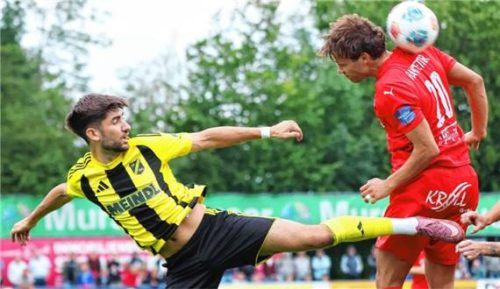 Das Duell zwischen Kirchanschöring (links Elias Huber) und Erlbach (Georg Ramstetter) ging an die Gäste.Foto Butzhammer