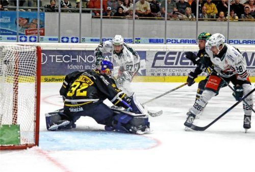 Das erste Saisontor: Fabian Dietz überwindet Matthias Bittner zum 1:0.Foto Oliver Rabuser