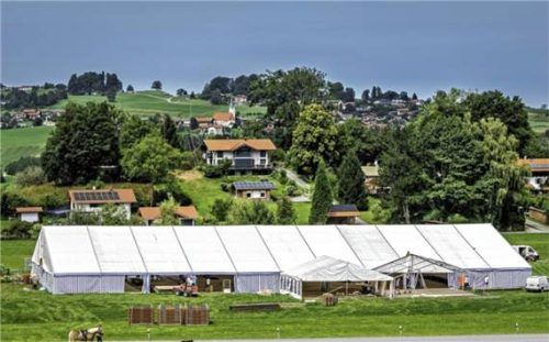 Das große weiß-blaue Festzelt steht bereits auf der Festwiese in Grainbach.Fotos  Nitzsche