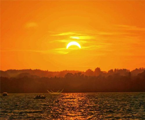 Das Himmelsspektakel ließ sich kaum einer in der Region entgehen. Viele Menschen verfolgten die partielle Sonnenfinsternis in der vergangenen Woche – hier fotografiert über dem Chiemsee. Foto Frohwitter
