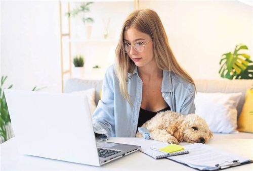 Das Homeoffice ist keine bloße Leihgabe des Arbeitgebers, sondern genießt – sobald es vertraglich beziehungsweise sonstig verbindlich geregelt ist – denselben Schutz wie jeder andere Arbeitsort. Foto DJD/ITZEHOER VERSICHERUNGEN