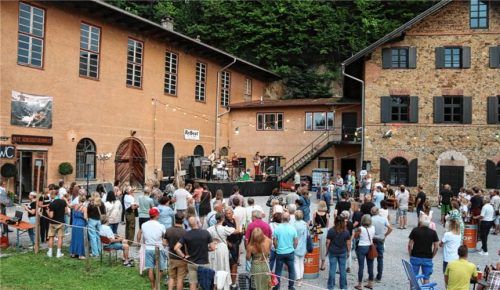 Das Konzert von „ReBeat“ fand an der alten Schlossturnhalle statt. Foto Schwitteck