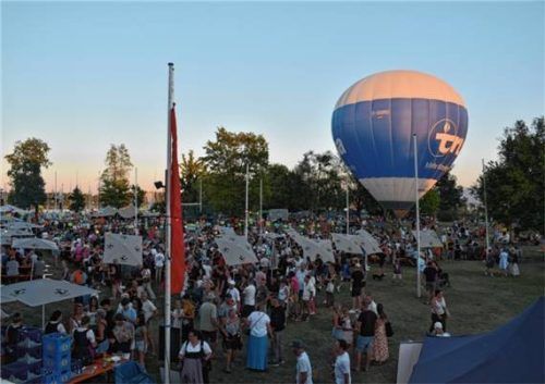 Das Lichterfest im Chiemseepark-Areal mit dem imposanten Heißluftballon im Hintergrund.