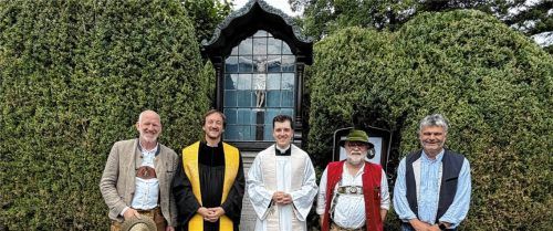 Das restaurierte Denkmal wird feierlich ökumenisch gesegnet. Auf dem Bild sind von links Aschaus Zweiter Bürgermeister Michael Andrelang, Pfarrer Mirko Hoppe, Kaplan Dr. Christian Elsen, Dieter Johannes Strauch und der Zweite Vorsitzende des Heimat- und Geschichtsvereins, Thomas Bauer, zu sehen. Foto H. Reiter