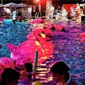 Lichtermeer und Cocktails im Becken