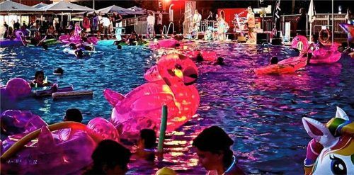 Das Siegsdorfer Freibad verwandelte sich bei Einbruch der Dunkelheit in ein stimmungsvolles Lichtermeer mit Besuchern und bunten Schwimmtieren. Foto Siegsdorfer Touristinformation