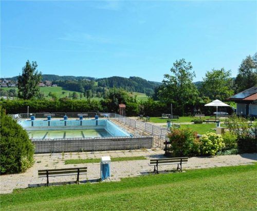 Das Sportbecken, aktuell durch einen Bauzaun geschützt, wird saniert. Foto Eder