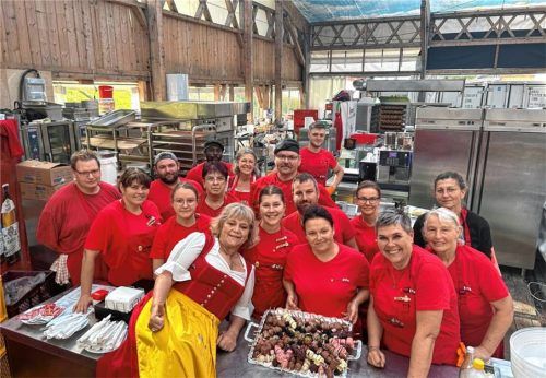 Das Team im Innbräu-Festzelt, hier um Michaela Obermeier-Lohner, ist auch dieses Jahr wieder am Start. Foto Lohner