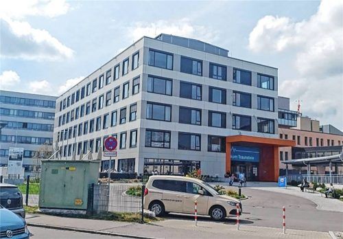 Das Traunsteiner Krankenhaus ist der größte der fünf Standorte der Kliniken Südostbayern (Archivbild). Welcher der fünf KSOB-Standorte von den Sparmaßnahmen besonders betroffen ist, ist noch nicht bekannt. Foto xe