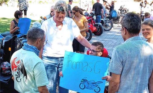 David machte mit einem selbst gemalten Schild Fahrer Thomas G. von links aus dem schweizerischen Winterthur auf sich aufmerksam. Rechts vorne ist TnT-Geschäftsleiter Thomas Stingl zu sehen. Foto Franz Fürle