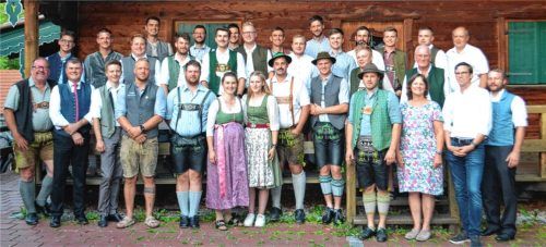 Der 19. Jahrgang der Südostoberbayerischen Landwirtschafts- und Almakademie in Traunstein: die stolzen Absolventinnen und Absolventen mit ihren Lehrkräften und mit Behördenleiter Michael Kaiser (hintere Reihe rechts).Foto AELF Traunstein