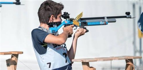 Der Aisinger Emil Sandi mit dem Luftgewehr beim Target-Sprint der deutschen Meisterschaft in Hatten.Foto privat
