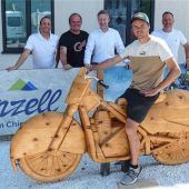 Erinnerung aus Holz an Eisspeedway-Legende