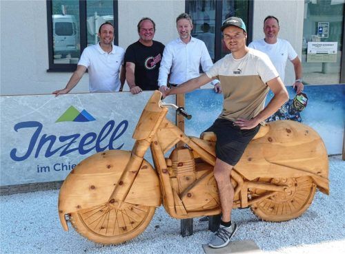 Der aktuell beste deutsche Eisspeedwayfahrer Luca Bauer (vorne) hat gleich Platz genommen auf der neuen Eisspeedway-Holzmaschine in Inzell. Das begeistert auch (von links) Inzells Bürgermeister Michael Lorenz, Vater Günther Bauer, Roger Pawellek (Vorstandsvorsitzender der Kreissparkasse Traunstein Trostberg) und Markus Stuckmann (Geschäftsführer ITG). Foto Wegscheider
